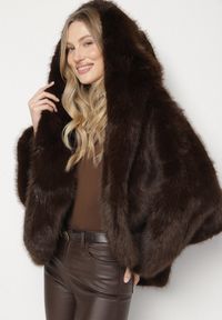 Born2be - Brązowa Kurtka Futerko Oversize z Kapturem Unillea. Okazja: na co dzień. Typ kołnierza: kaptur. Kolor: brązowy. Materiał: futro. Styl: elegancki, casual #5