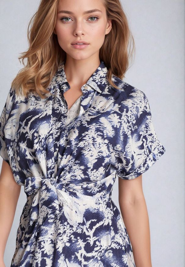 Born2be - Niebiesko-Biała Taliowana Sukienka z Gumką w Pasie Zapinana na Guziki Nasica. Okazja: na co dzień. Kolor: niebieski. Materiał: jeans, wiskoza, materiał. Długość rękawa: krótki rękaw. Typ sukienki: proste. Styl: klasyczny, casual, elegancki