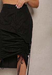 Renee - Czarna Spódnica Midi High Waist z Ozdobnym Paskiem i Troczkami Ferronia. Stan: podwyższony. Kolor: czarny. Materiał: tkanina #5