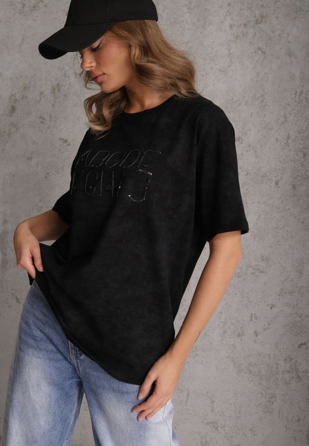 Renee - Czarny Bawełniany T-shirt Oversize z Haftowanym Napisem z Cekinami Talomora. Okazja: na co dzień, na imprezę. Kolor: czarny. Materiał: bawełna. Wzór: haft, napisy. Styl: rockowy, casual
