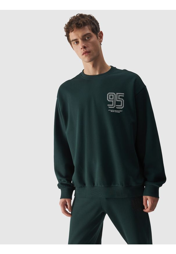 4f - Bluza dresowa nierozpinana bez kaptura męska - zielona. Okazja: na co dzień. Typ kołnierza: bez kaptura. Kolor: zielony. Materiał: dresówka. Wzór: nadruk. Styl: casual, klasyczny