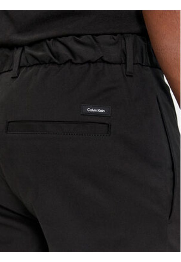Calvin Klein Chinosy Modern K10K112383 Czarny Tapered Fit. Kolor: czarny. Materiał: bawełna