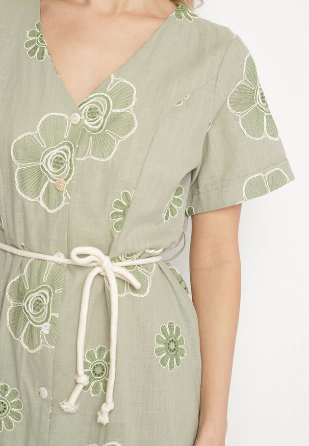 Born2be - Jasnozielona Sukienka w Stylu Boho w Haftowane Kwiaty ze Sznurkiem Evionis. Okazja: na co dzień. Typ kołnierza: dekolt w serek. Kolor: zielony. Wzór: kwiaty, haft. Styl: boho