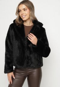 Born2be - Czarna Krótka Kurtka Futerko z Kołnierzem w Eleganckim Stylu Giriselle. Okazja: na co dzień. Kolor: czarny. Materiał: futro. Długość: krótkie. Sezon: zima. Styl: elegancki