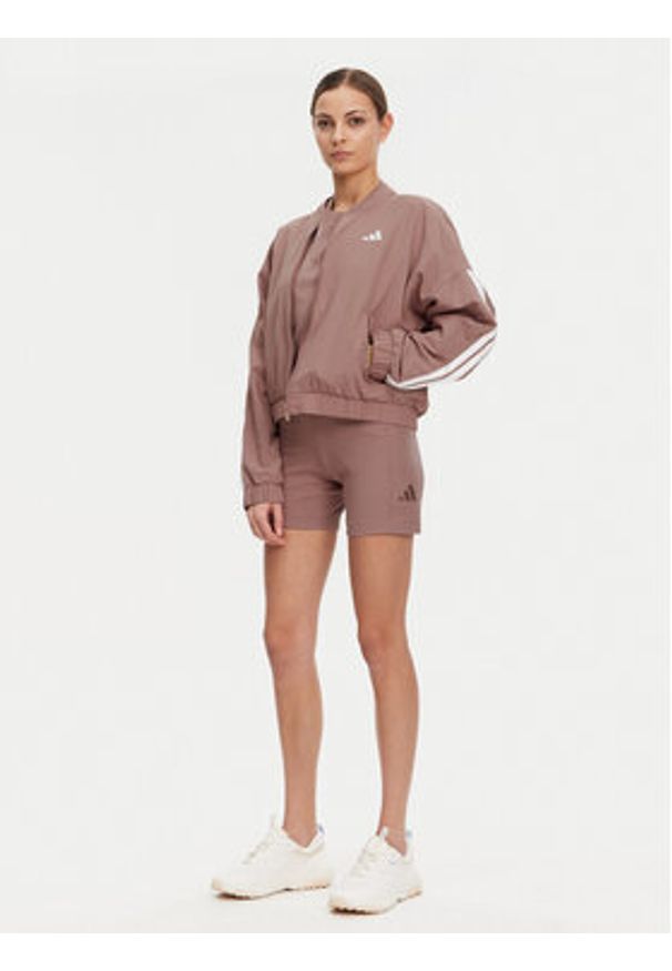 Adidas - adidas Kurtka bomber Essentials 3-Stripes JD5318 Różowy Loose Fit. Kolor: różowy. Materiał: syntetyk
