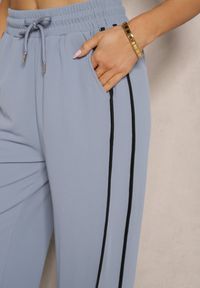 Renee - Niebieskie Szerokie Spodnie Dresowe High Waist Zdobione Lampasami Sopaline. Okazja: na spacer. Stan: podwyższony. Kolor: niebieski. Materiał: dresówka. Wzór: aplikacja. Styl: sportowy, elegancki