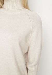 Born2be - Beżowy Klasyczny Golf z Dodatkiem Kaszmiru Zoirmosa. Okazja: do pracy, na co dzień, na spotkanie biznesowe. Typ kołnierza: golf. Kolor: beżowy. Materiał: kaszmir. Długość rękawa: długi rękaw. Długość: długie. Styl: klasyczny #4