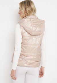 Born2be - Jasnobeżowa Kamizelka z Odpinanym Kapturem i Kieszeniami Pikowana Aggevia. Kolor: beżowy #5