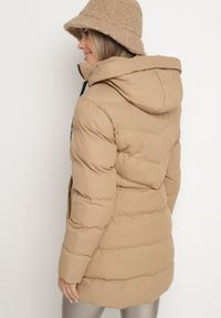 Born2be - Ciemnobeżowa Długa Pikowana Kurtka z Kapturem i Dwustronnym Suwakiem Naorinae. Okazja: na co dzień, do pracy. Typ kołnierza: kaptur. Kolor: beżowy. Materiał: jeans. Długość rękawa: długi rękaw. Długość: długie. Sezon: zima. Styl: casual, elegancki #7