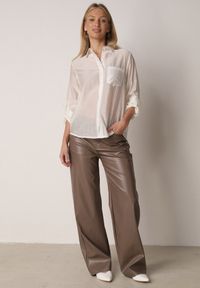 Born2be - Jasnobeżowa Transparentna Koszula Ozdobiona Cyrkoniami Clymadia. Okazja: na co dzień. Kolor: beżowy. Materiał: jeans. Wzór: aplikacja. Styl: casual, klasyczny #2