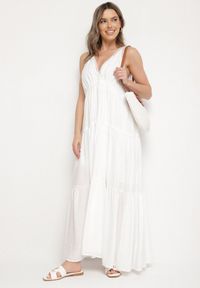 Born2be - Biała Sukienka z Wiskozą i Szydełkowym Wzorem Meviellea. Okazja: na co dzień. Typ kołnierza: dekolt w kształcie V. Kolor: biały. Materiał: wiskoza. Wzór: haft. Styl: casual, elegancki #1