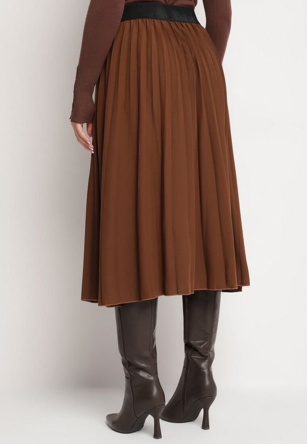 Born2be - Brązowa Klasyczna Plisowana Spódnica z Gumką w Pasie Valentha. Kolor: brązowy. Materiał: dzianina. Styl: klasyczny