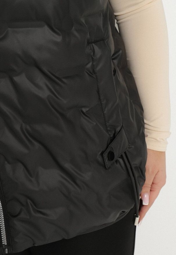 Born2be - Czarna Pikowana Kamizelka z Kapturem i Ściągaczem w Talii Evelbia. Okazja: na spacer. Typ kołnierza: kaptur. Kolekcja: plus size. Kolor: czarny. Materiał: jeans. Wzór: aplikacja. Styl: klasyczny, elegancki