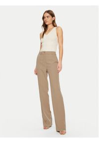 Guess Spodnie materiałowe W4YB30 WFWX2 Brązowy Regular Fit. Kolor: brązowy. Materiał: syntetyk