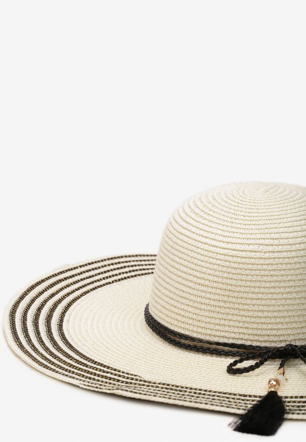 Renee - Jasnobeżowy Kapelusz z Chwostami i Koralikami z Szerokim Rondem Vadala. Kolor: beżowy. Materiał: len, materiał. Sezon: lato. Styl: boho, elegancki