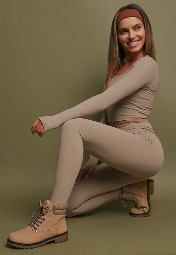 Born2be - Beżowy Komplet Sportowy Legginsy i Bluzka z Odkrytymi Plecami Dasalla. Kolor: beżowy
