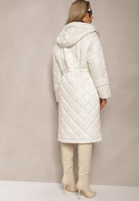 Renee - Jasnobeżowa Długa Kurtka z Kapturem i Paskiem w Talii Zdobiona Pikowanymi Przeszyciami Nikilya. Okazja: na co dzień. Typ kołnierza: kaptur. Kolor: beżowy. Materiał: jeans, materiał. Długość: długie. Wzór: aplikacja. Styl: casual, elegancki, klasyczny #2