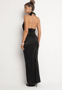 Born2be - Czarna Satynowa Sukienka Wiązana na Szyi z Wycięciem pod Biustem i Różyczką Roneza. Kolor: czarny. Materiał: satyna. Styl: elegancki #5