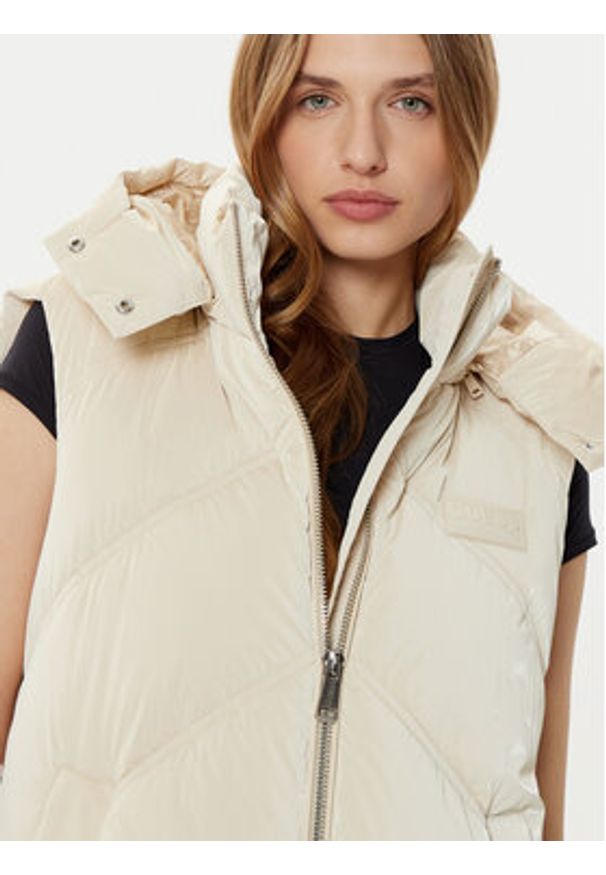 Guess Bezrękawnik W5RN68 WH0V0 Beżowy Regular Fit. Kolor: beżowy. Materiał: syntetyk. Długość rękawa: bez rękawów