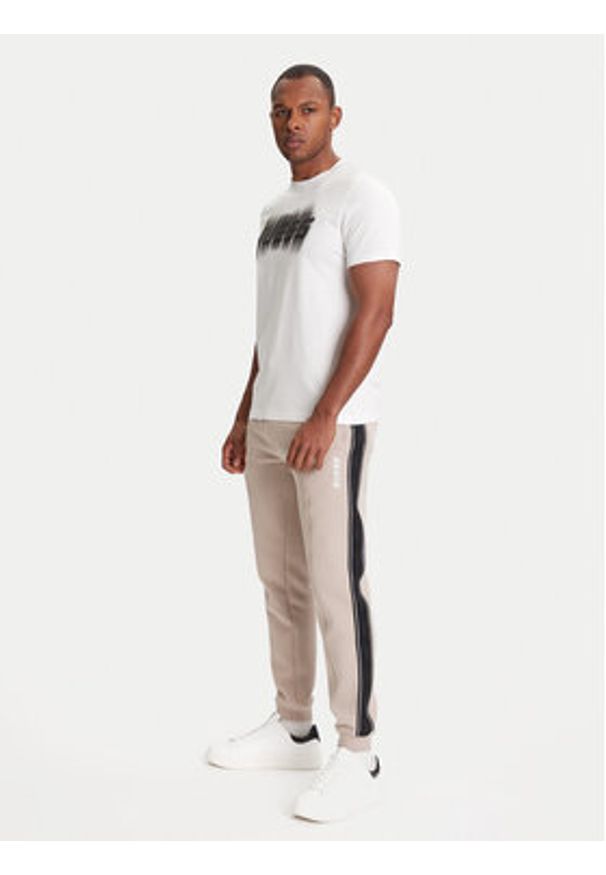 Guess Spodnie dresowe Z2YB09 KB3P2 Beżowy Regular Fit. Kolor: beżowy. Materiał: bawełna