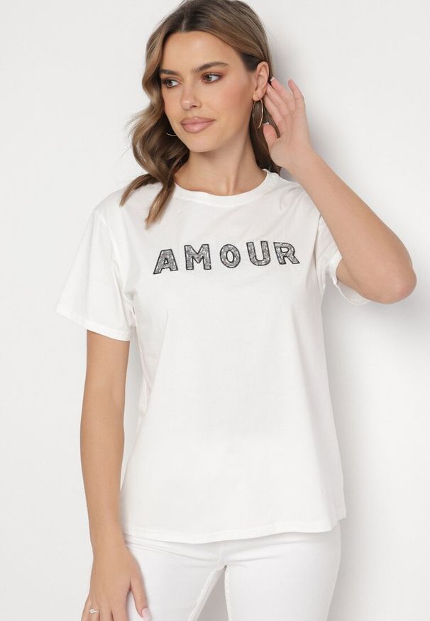 Born2be - Biały T-shirt z Bawełny Ozdobiony Haftowanym Napisem z Cekinami Marisiana. Okazja: na co dzień. Kolor: biały. Materiał: bawełna. Wzór: napisy, aplikacja, haft. Styl: glamour, klasyczny, casual