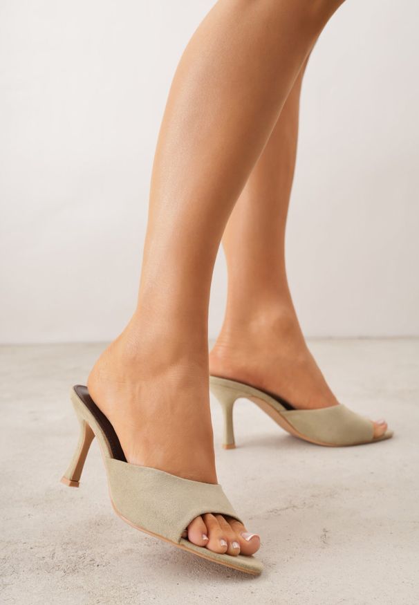 Born2be - Zielone Klapki z Imitacji Zamszu na Szpilce z Otwartym Noskiem Irithna. Okazja: na co dzień, na ślub cywilny, na wesele. Nosek buta: otwarty. Kolor: zielony. Materiał: zamsz. Obcas: na szpilce. Styl: casual, elegancki, klasyczny