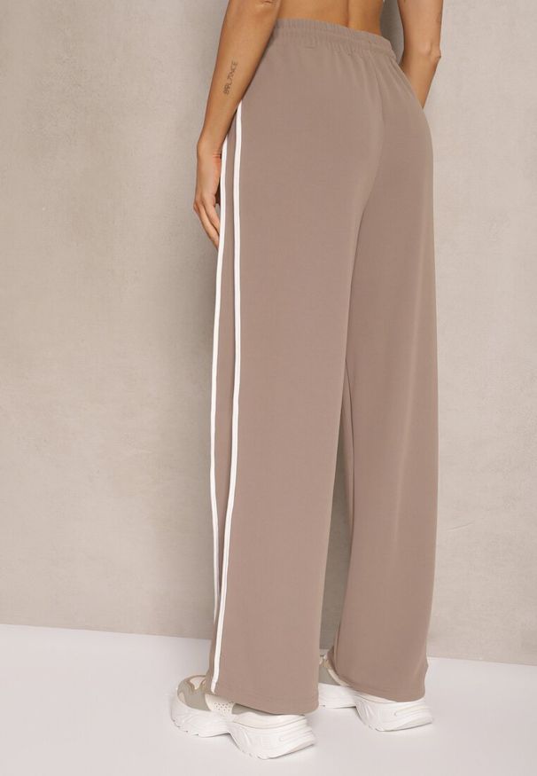 Renee - Brązowe Szerokie Spodnie Dresowe High Waist Zdobione Lampasami Sopaline. Okazja: na spacer. Stan: podwyższony. Kolor: brązowy. Materiał: dresówka. Wzór: aplikacja. Styl: sportowy, elegancki