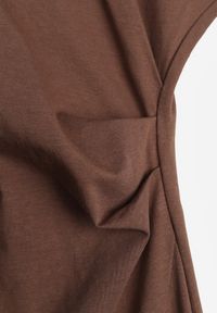 Renee - Brązowa Rozkloszowana Sukienka Zdobiona Drapowaniem w Talii i Rozcięciem Uziola. Okazja: na co dzień. Kolor: brązowy. Wzór: aplikacja. Typ sukienki: proste. Styl: casual #8