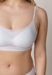 Born2be - Niebieski Bezszwowy Biustonosz Bez Fiszbin z Usztywnianymi Miseczkami Leavessa. Kolor: niebieski. Materiał: tkanina #3