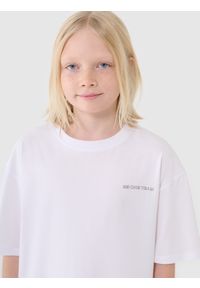 4f - 4F T-shirt oversize z napisem chłopięcy - biały 152 (11-12 lat). Okazja: na co dzień. Kolor: biały. Materiał: dzianina, bawełna, jersey. Długość rękawa: krótki rękaw. Długość: krótkie. Wzór: napisy. Sezon: lato. Styl: klasyczny, sportowy, casual
