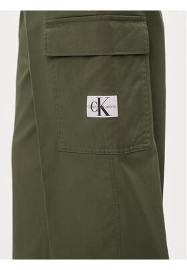 Calvin Klein Jeans Spodnie materiałowe J20J221297 Zielony Straight Fit. Kolor: zielony. Materiał: bawełna