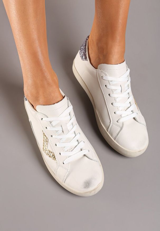 Renee - Biało-Złote Sneakersy Sznurowane z Cholewką przed Kostkę z Brokatem Toneri. Wysokość cholewki: przed kostkę. Kolor: biały. Materiał: jeans. Szerokość cholewki: normalna. Wzór: aplikacja. Obcas: na obcasie. Wysokość obcasa: niski. Sport: turystyka piesza
