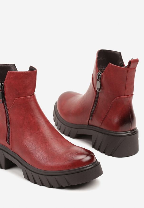 Renee - Czerwone Botki do Kostki z Suwakiem na Grubej Podeszwie z Tłoczeniami Redvira. Kolor: czerwony. Materiał: satyna, jeans, skóra. Styl: elegancki