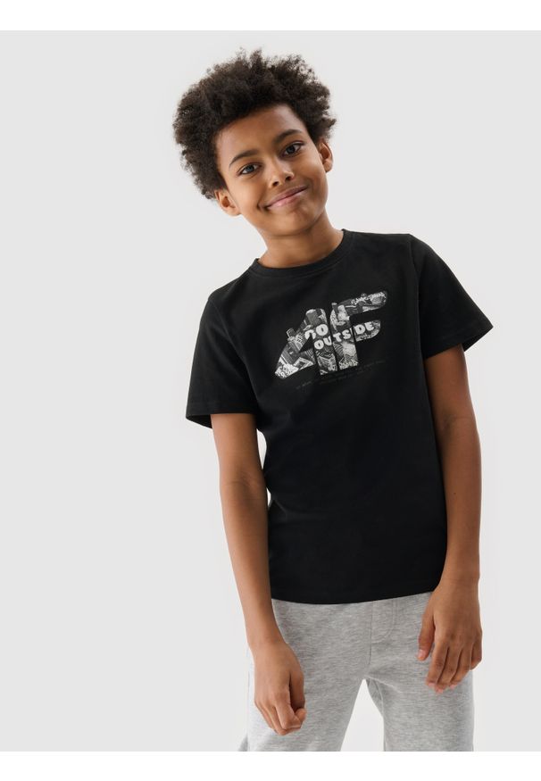 4f - 4F T-shirt z nadrukiem chłopięcy - czarny 158 (12-13 lat). Okazja: na co dzień. Kolor: czarny. Materiał: bawełna, jersey, dzianina. Długość rękawa: krótki rękaw. Długość: krótkie. Wzór: nadruk. Sezon: lato. Styl: sportowy, klasyczny, casual, street