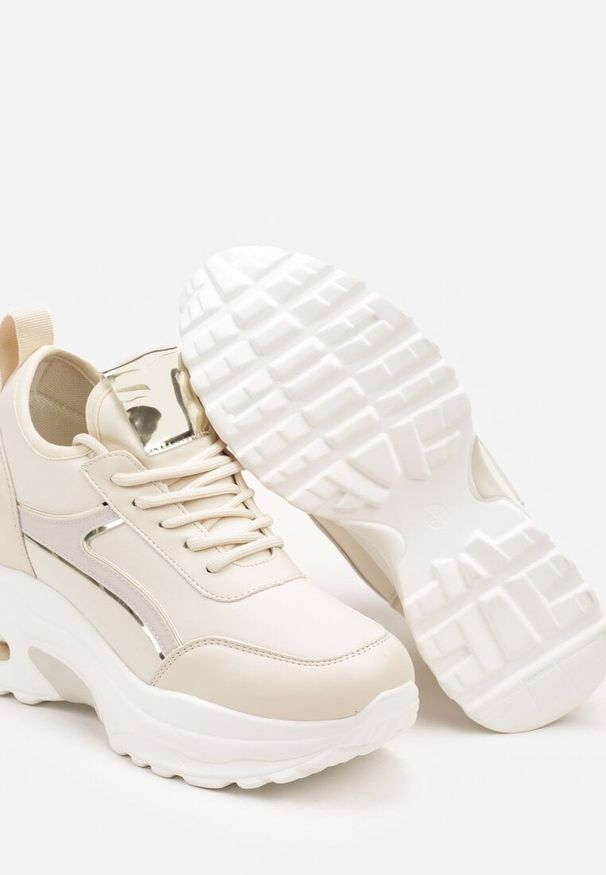 Renee - Beżowe Sneakersy na Koturnie Ozdobione Metalicznym Wykończeniem Vliraya. Okazja: na co dzień. Kolor: beżowy. Materiał: jeans. Wzór: aplikacja. Sezon: lato, wiosna. Obcas: na koturnie