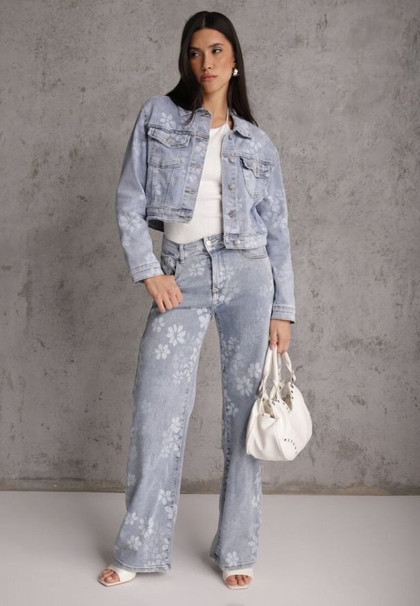 Renee - Niebieska Jeansowa Kurtka Cropped z Bawełną i Wiskozą w Kwiatowy Print Malwira. Okazja: na co dzień. Kolor: niebieski. Materiał: wiskoza, jeans, bawełna. Wzór: nadruk, kwiaty. Sezon: wiosna. Styl: casual