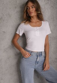 Renee - Biały Top z Bawełny Ozdobiony Guzikami przy Dekolcie Nediva. Okazja: na co dzień. Kolor: biały. Materiał: bawełna. Wzór: aplikacja. Styl: casual #2