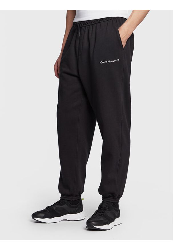 Calvin Klein Jeans Spodnie dresowe J30J322925 Czarny Relaxed Fit. Kolor: czarny. Materiał: syntetyk, bawełna
