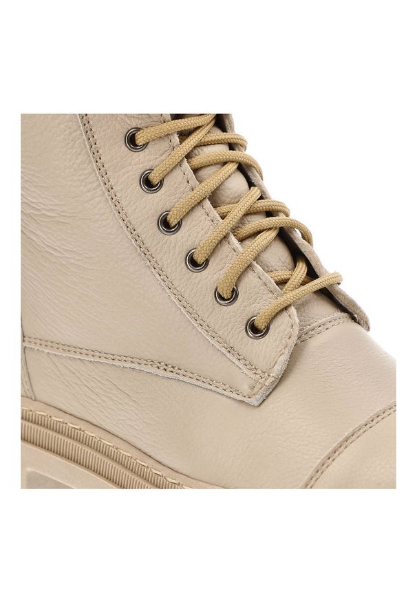 Beżowe Botki Damskie Wasak Wygodne Obuwie. Okazja: na spacer. Kolor: beżowy. Materiał: skóra. Szerokość cholewki: normalna. Wzór: aplikacja, grochy. Sezon: jesień, zima. Obcas: na obcasie. Wysokość obcasa: niski