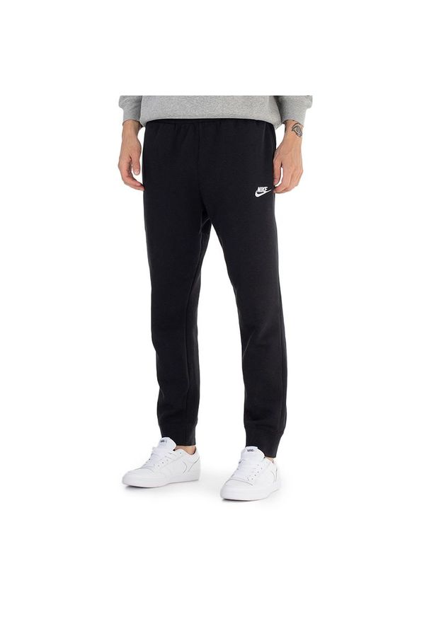 Spodnie Nike Sportswear Club Fleece BV2671-010 - czarne. Kolor: czarny. Materiał: bawełna, dresówka, poliester. Wzór: aplikacja