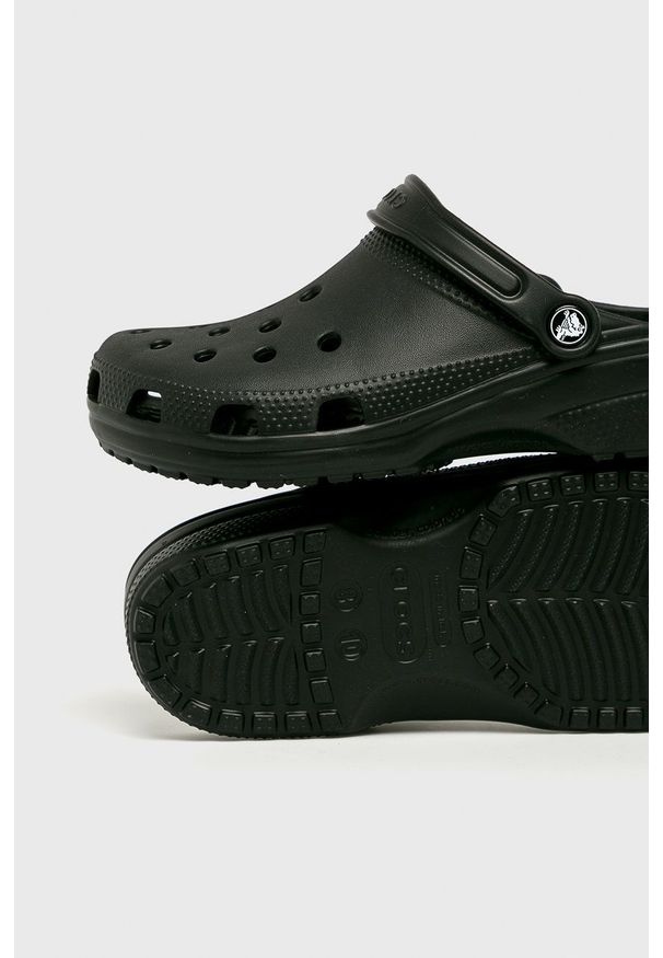 Crocs - Klapki. Nosek buta: okrągły. Kolor: czarny. Materiał: guma