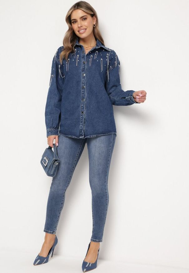 Born2be - Granatowa Koszula Jeansowa z Łańcuszkami i Cyrkoniami w Górnej Części Talalilena. Kolor: niebieski. Materiał: jeans