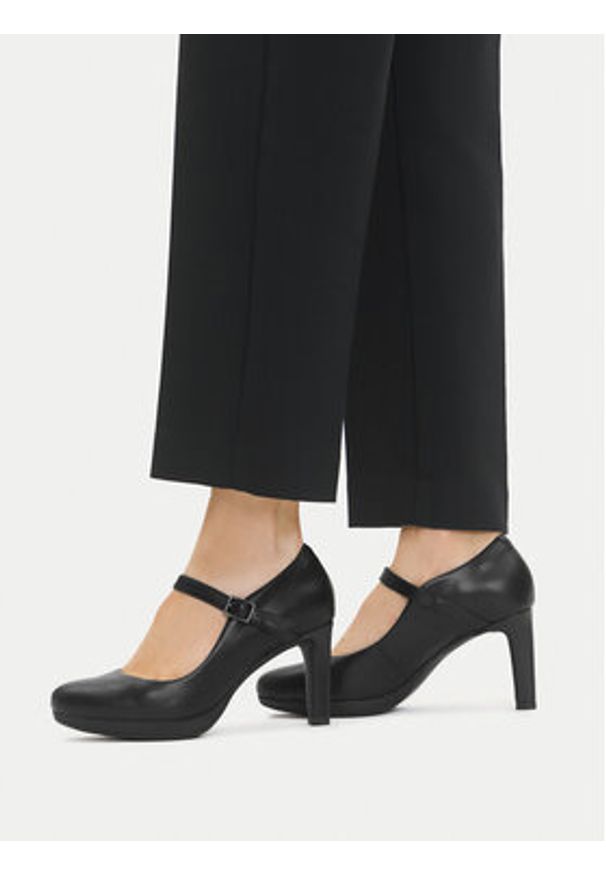 Clarks Półbuty Ambyr Shine 261577844 Czarny. Kolor: czarny. Materiał: skóra