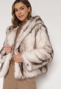 Born2be - Jasnobeżowa Futrzana Kurtka z Nieodpinanym Kapturem Tusarea. Kolor: beżowy. Materiał: futro. Styl: elegancki #7