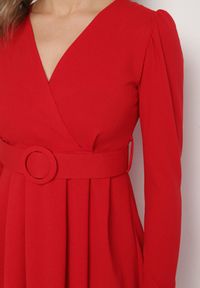 Born2be - Czerwona Sukienka Rozkloszowana z Ozdobnym Paskiem Evilevi. Okazja: na spotkanie biznesowe. Typ kołnierza: dekolt w kształcie V. Kolor: czerwony. Długość rękawa: długi rękaw. Styl: biznesowy, klasyczny #4