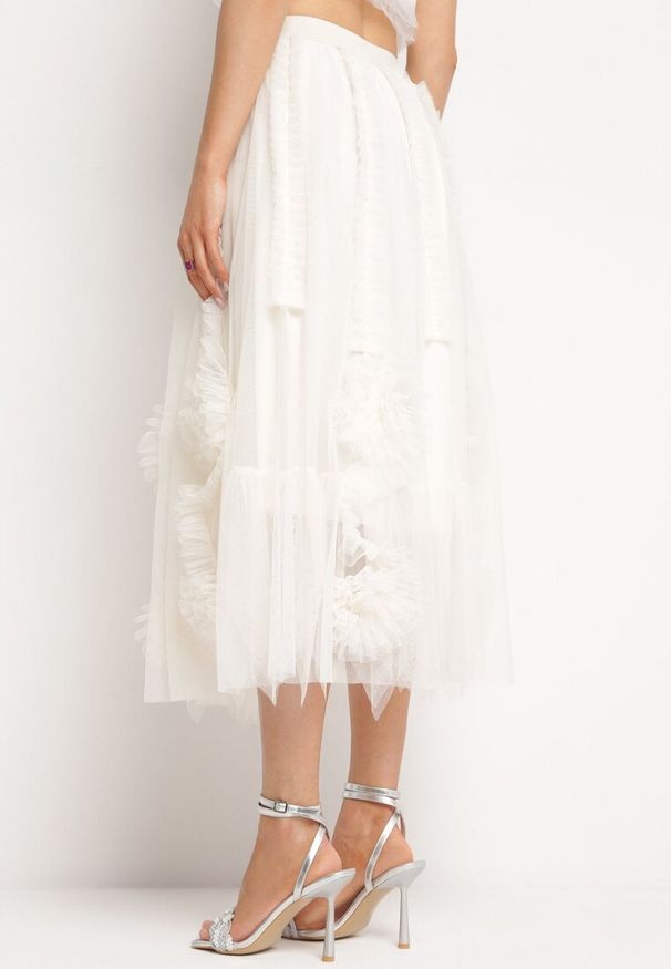 Born2be - Jasnobeżowa Rozkloszowana Spódnica z Transparentnej Tkaniny Ozdobiona Falbanką Ninafri. Kolor: beżowy. Materiał: tkanina. Wzór: aplikacja