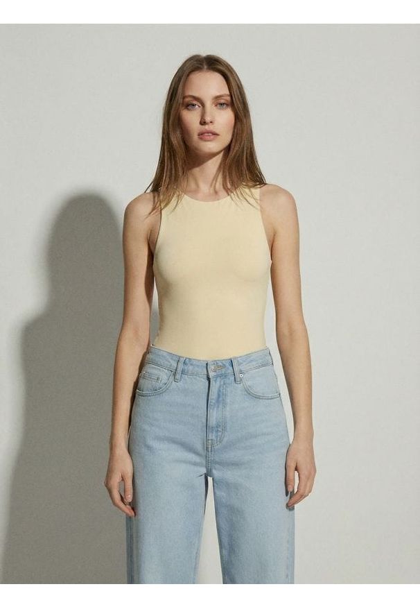 Sinsay - Body na ramiączkach z okrągłym dekoltem - żółty. Kolor: żółty. Długość rękawa: na ramiączkach