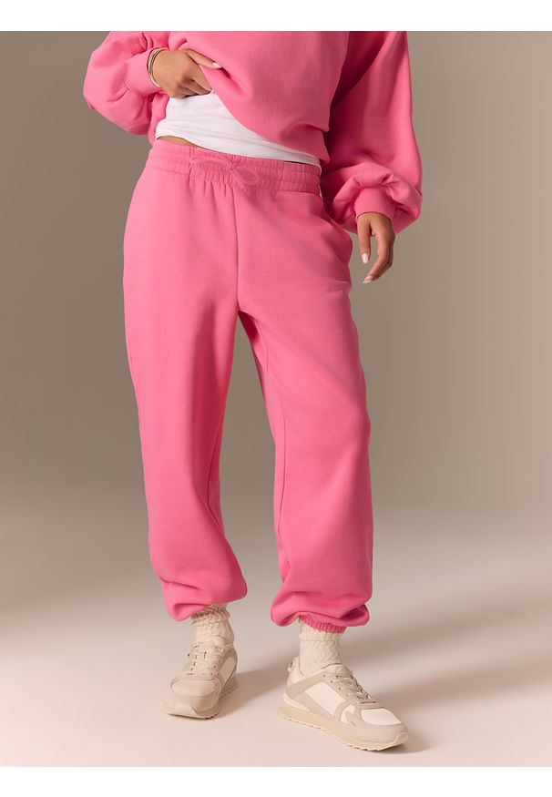 4f - 4F Spodnie dresowe joggery damskie - różowe XS. Stan: podwyższony. Kolor: różowy. Materiał: dresówka