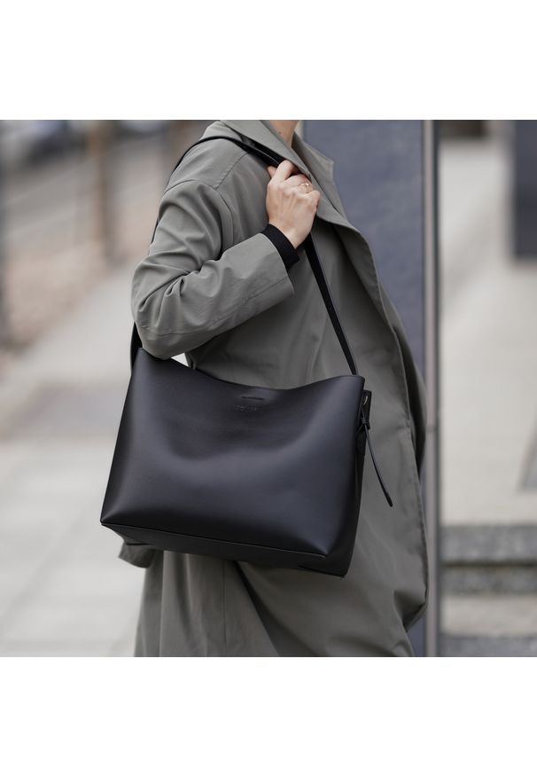 Shopper Solier FL40 Ellise czarna. Kolor: czarny. Wzór: jednolity. Materiał: skórzane. Styl: biznesowy, elegancki, casual. Rodzaj torebki: na ramię