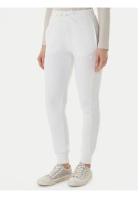 Guess Spodnie dresowe V2YB18 K7UW2 Biały Regular Fit. Kolor: biały. Materiał: wiskoza #1